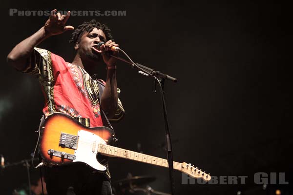 BLOC PARTY - 2009-08-28 - SAINT CLOUD - Domaine National - Scene de la Cascade - Rowland Kelechukwu Okereke